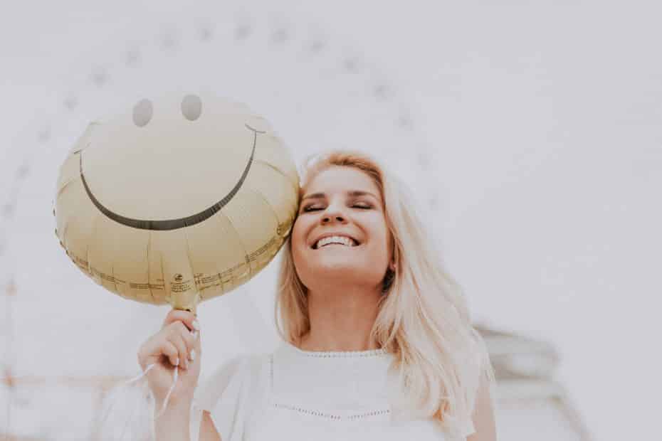 Blije vrouw, gras groener bij buurvrouw, blijdschap, smiley